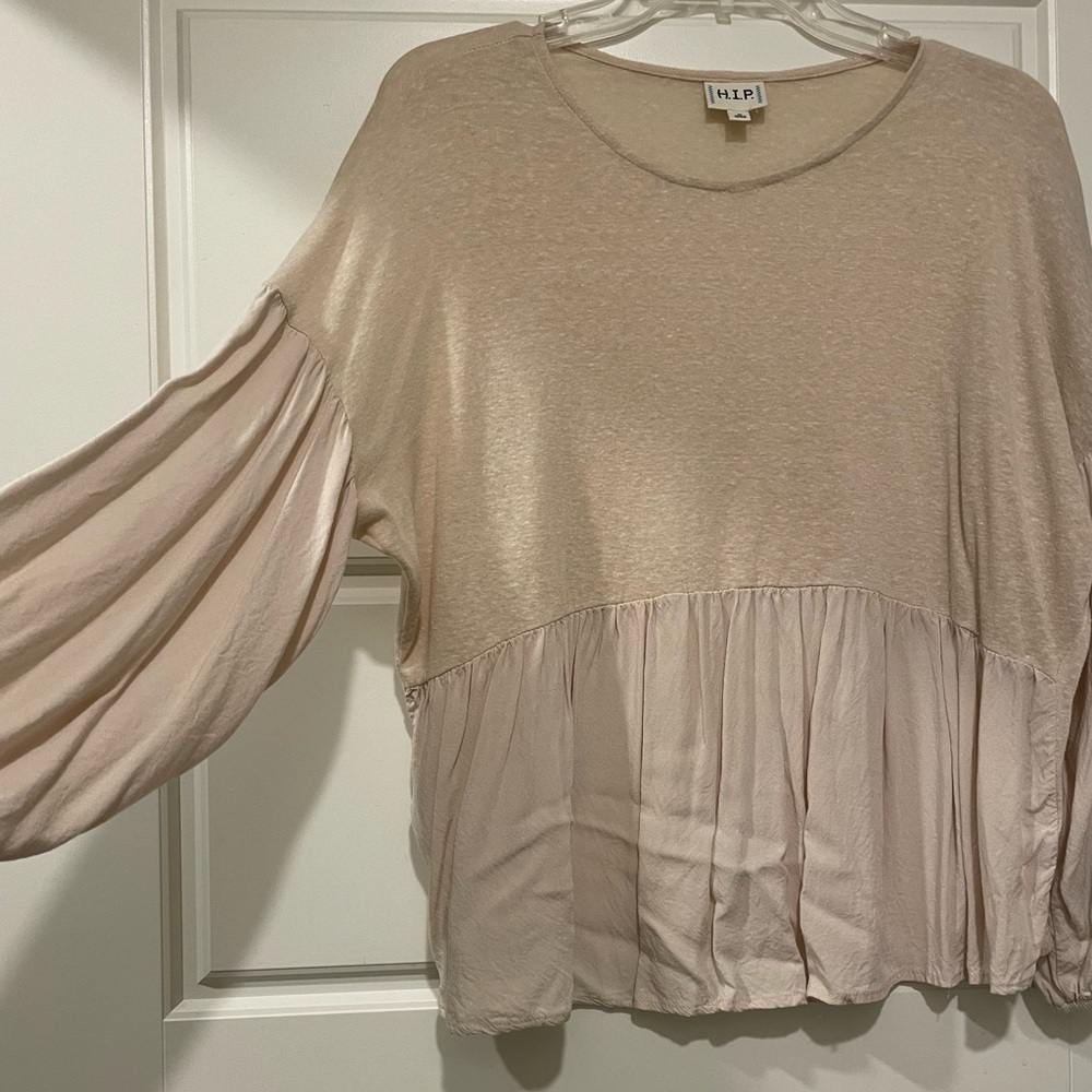 🍑Cream flowy top🍑